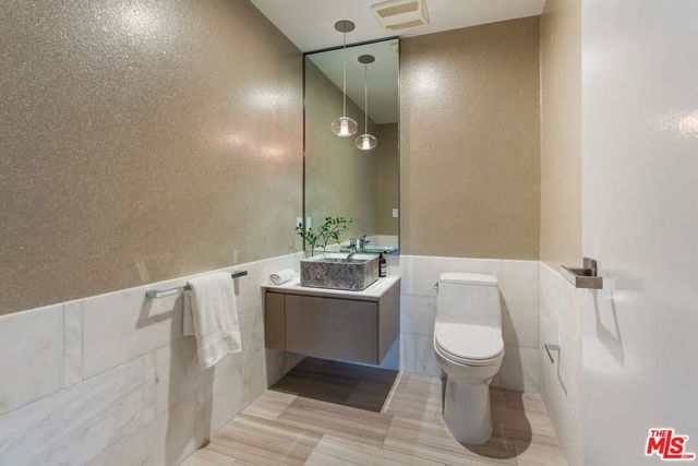 8600 Wilshire Boulevard TH 2, Beverly Hills, CA 90211