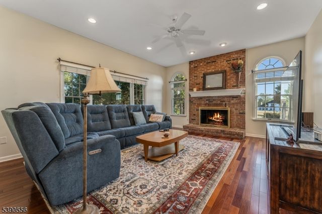 6 Cheshire Ct, Clinton Twp., NJ 08833