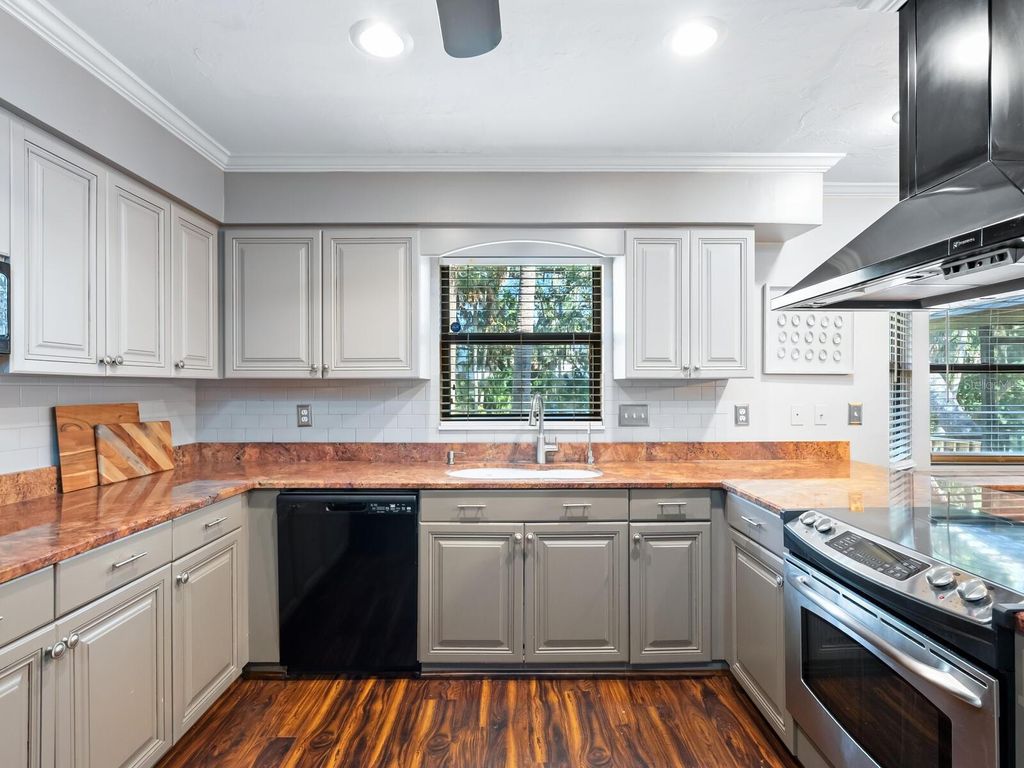 Image 13 of property listing at 1533 OAK WAY, Sarasota, FL 34232