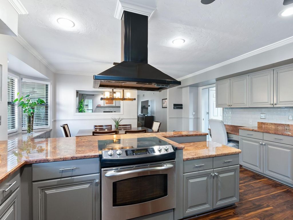 Image 14 of property listing at 1533 OAK WAY, Sarasota, FL 34232