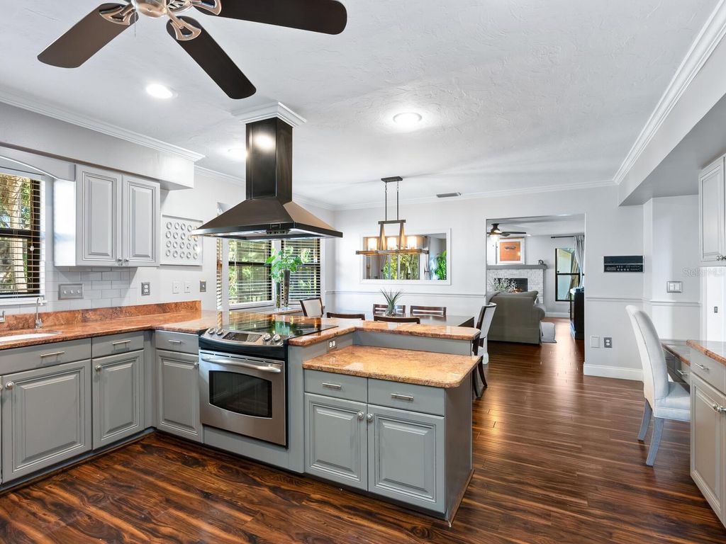 Image 15 of property listing at 1533 OAK WAY, Sarasota, FL 34232