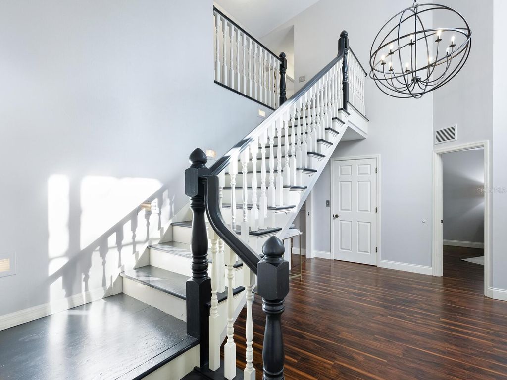 Image 18 of property listing at 1533 OAK WAY, Sarasota, FL 34232