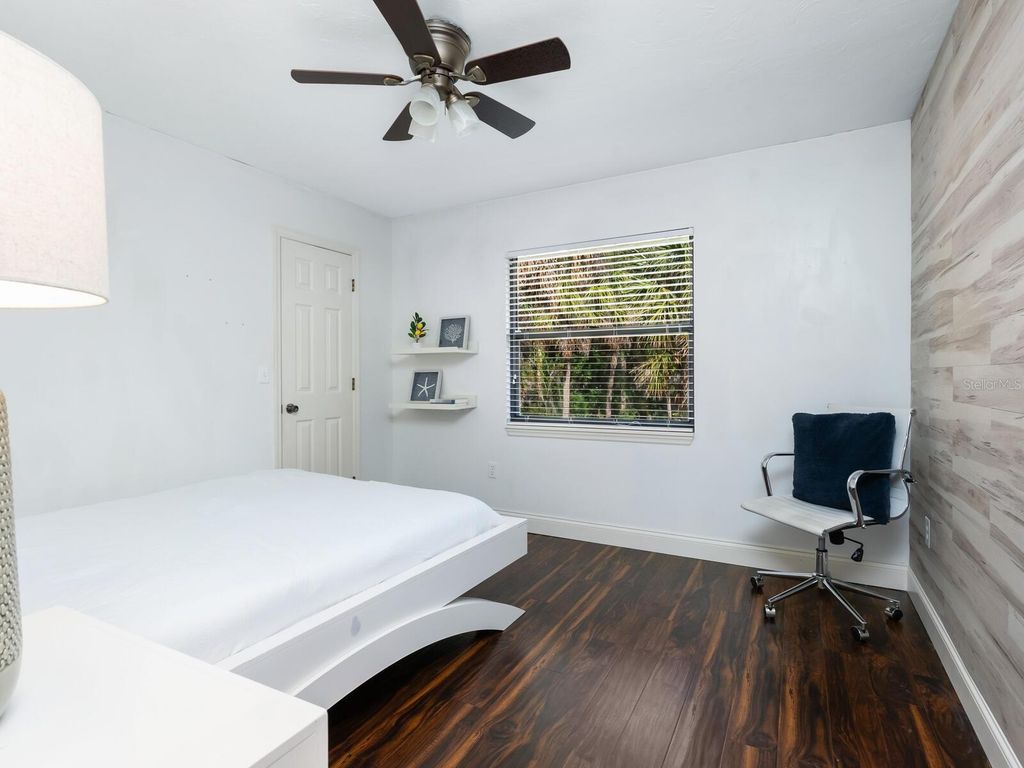 Image 22 of property listing at 1533 OAK WAY, Sarasota, FL 34232