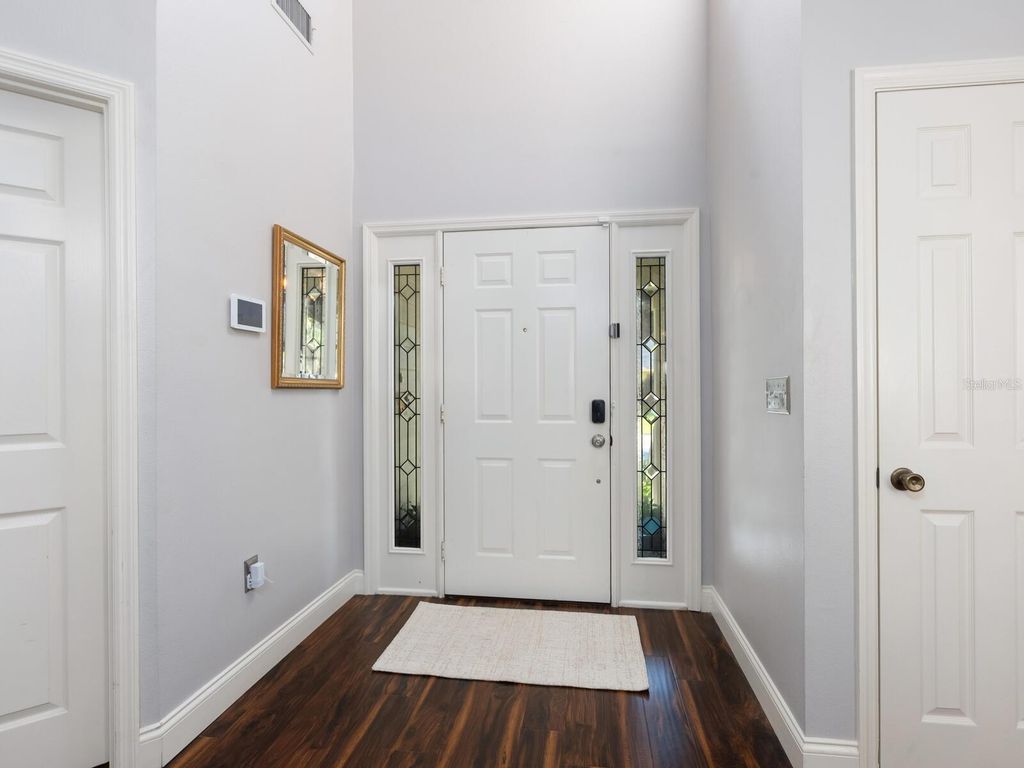 Image 5 of property listing at 1533 OAK WAY, Sarasota, FL 34232