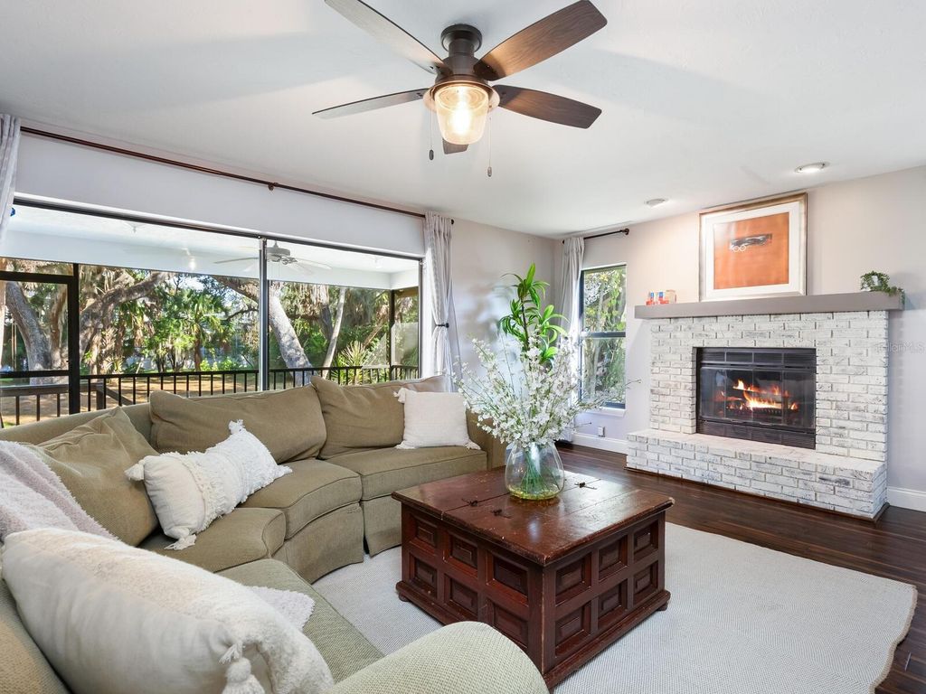 Image 7 of property listing at 1533 OAK WAY, Sarasota, FL 34232