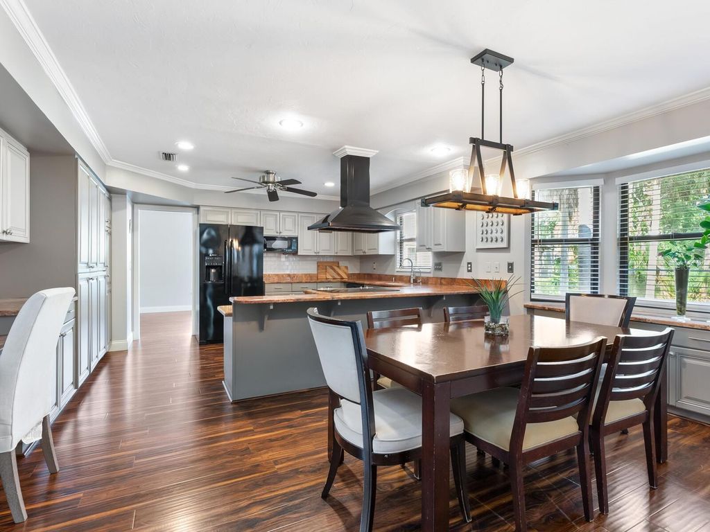 Image 10 of property listing at 1533 OAK WAY, Sarasota, FL 34232