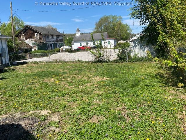 120 Pennsylvania Ave N, St Albans, WV 25177