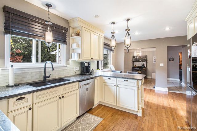 26031 Hidden Lane, Grosse Ile, MI 48138