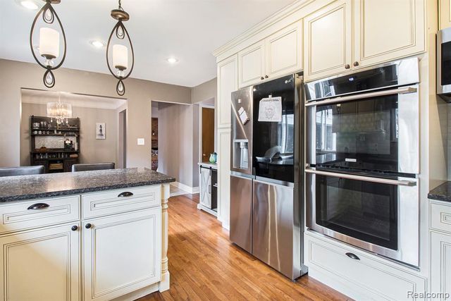 26031 Hidden Lane, Grosse Ile, MI 48138