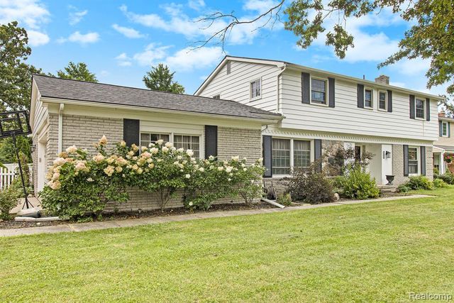 26031 Hidden Lane, Grosse Ile, MI 48138