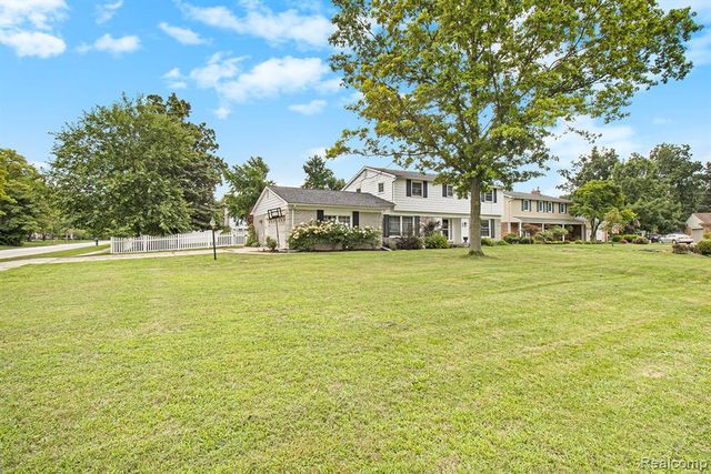 26031 Hidden Lane, Grosse Ile, MI 48138