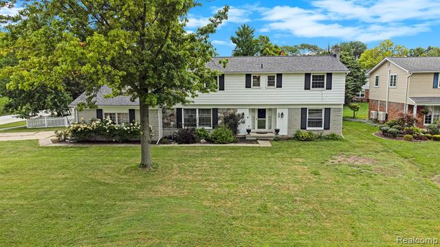 26031 Hidden Lane, Grosse Ile, MI 48138