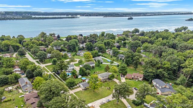 26031 Hidden Lane, Grosse Ile, MI 48138