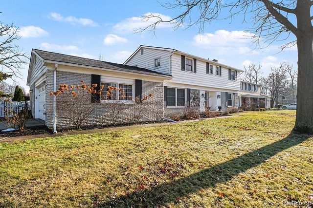 26031 Hidden Lane, Grosse Ile, MI 48138