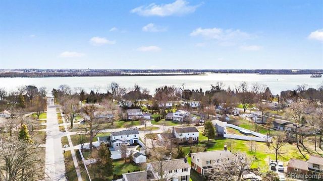 26031 Hidden Lane, Grosse Ile, MI 48138