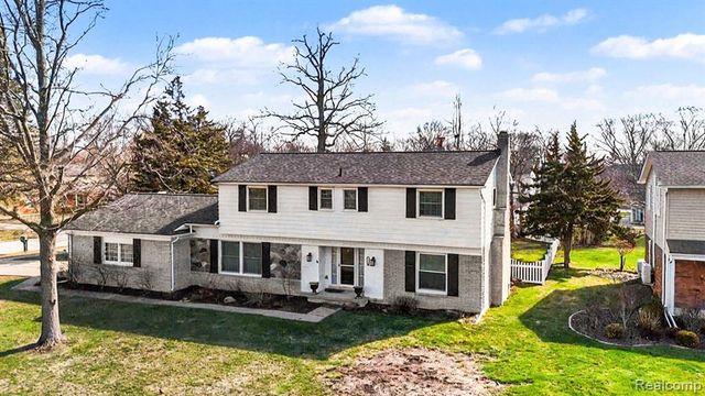 26031 Hidden Lane, Grosse Ile, MI 48138