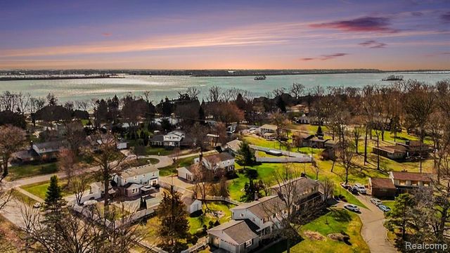 26031 Hidden Lane, Grosse Ile, MI 48138