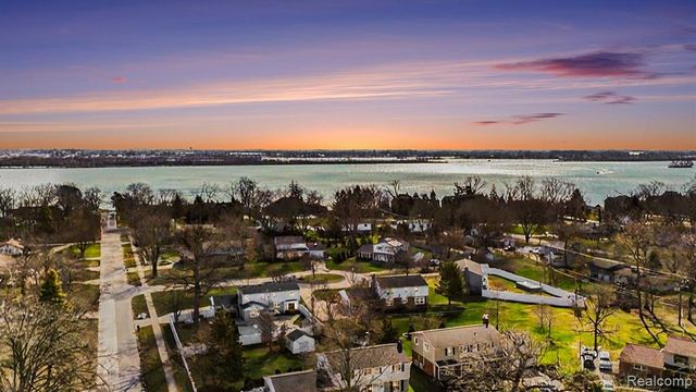 26031 Hidden Lane, Grosse Ile, MI 48138
