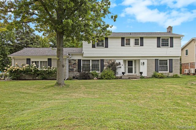 26031 Hidden Lane, Grosse Ile, MI 48138