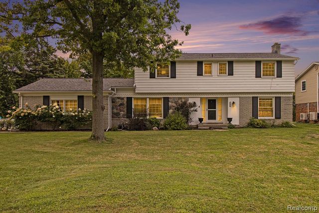 26031 Hidden Lane, Grosse Ile, MI 48138