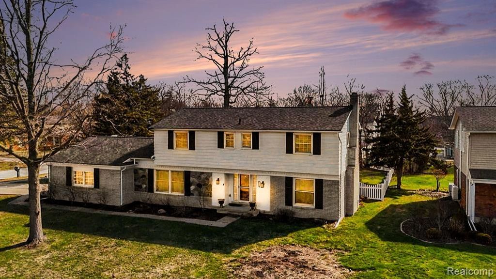 26031 Hidden Lane, Grosse Ile, MI 48138