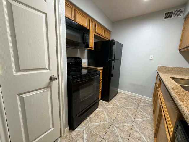 215 Postoffice 605, Galveston, TX 77550