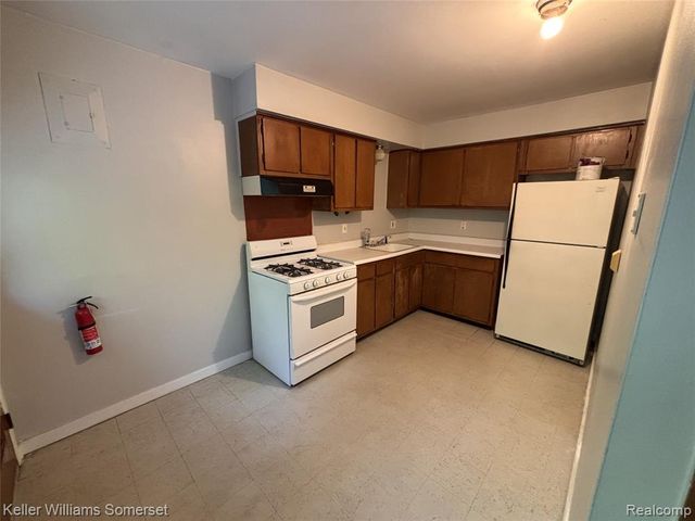 4072 Agnes Ave, Lincoln Park, MI 48146