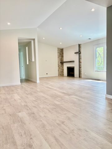 183 Grove Avenue C, Des Plaines, IL 60016