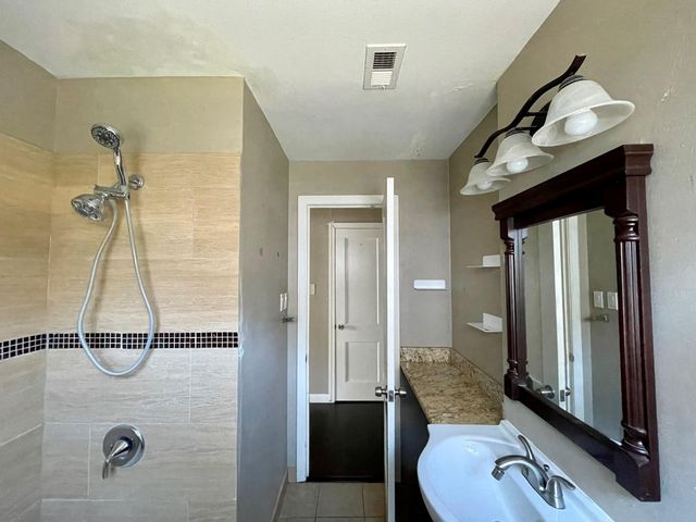206 Frawley Street, Houston, TX 77009