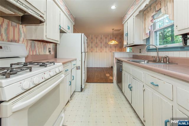 42 Valley View Terrace, Wayne, NJ 07470