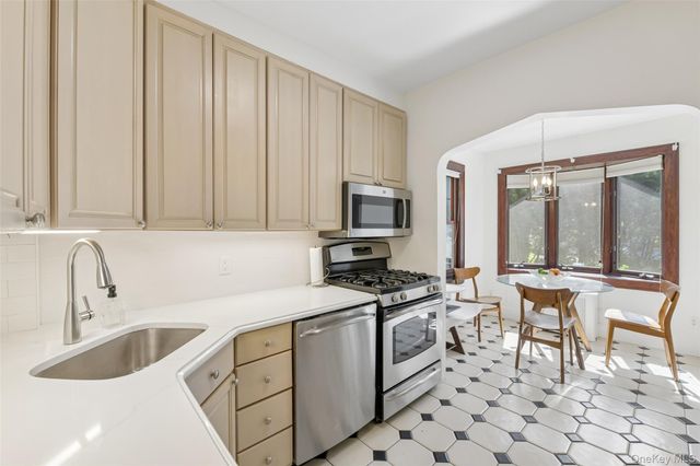 206 Glenmore Street, East Williston, NY 11596