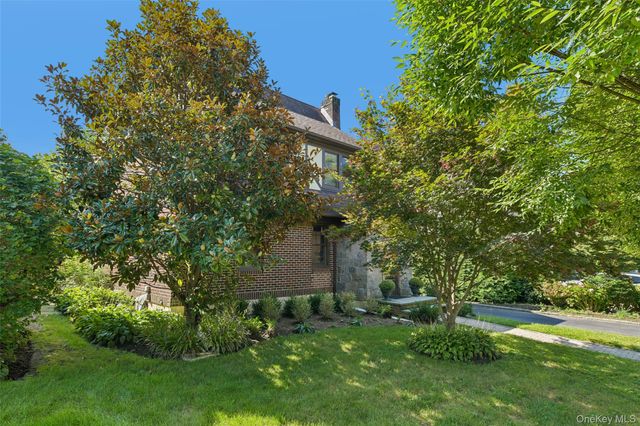 206 Glenmore Street, East Williston, NY 11596