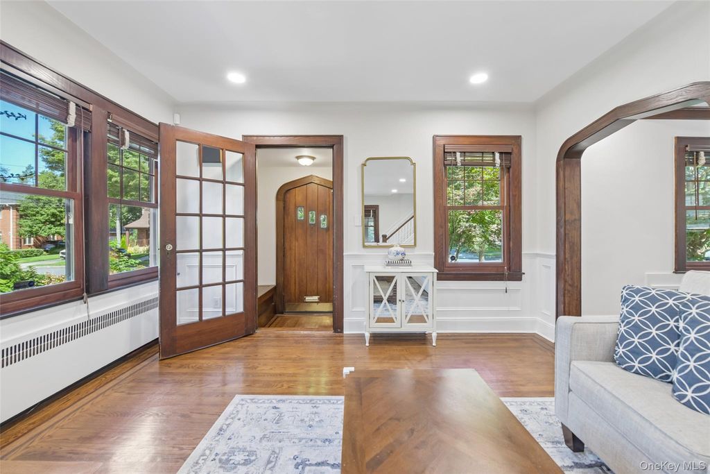206 Glenmore Street, East Williston, NY 11596 — photo 3