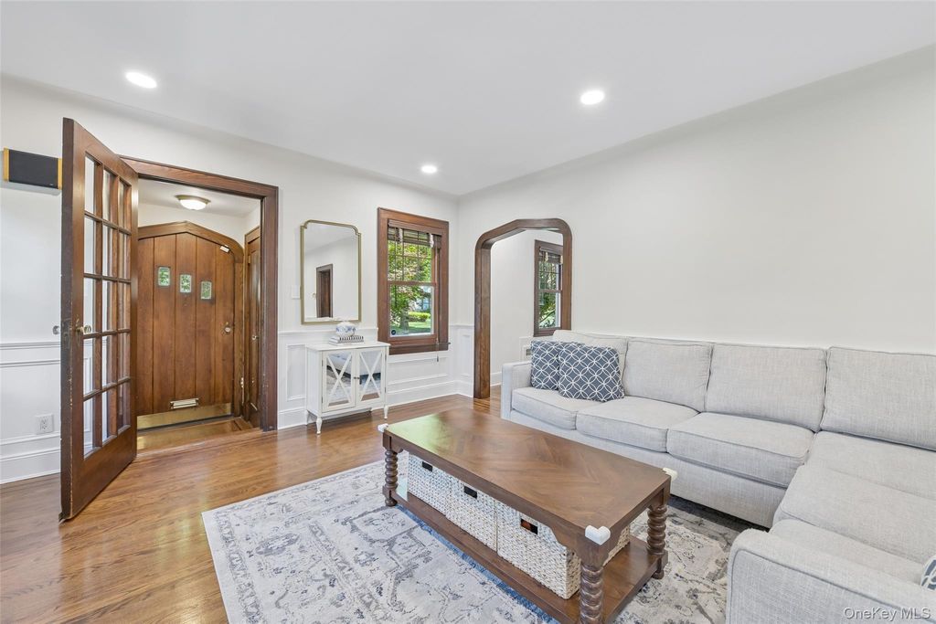 206 Glenmore Street, East Williston, NY 11596 — photo 4