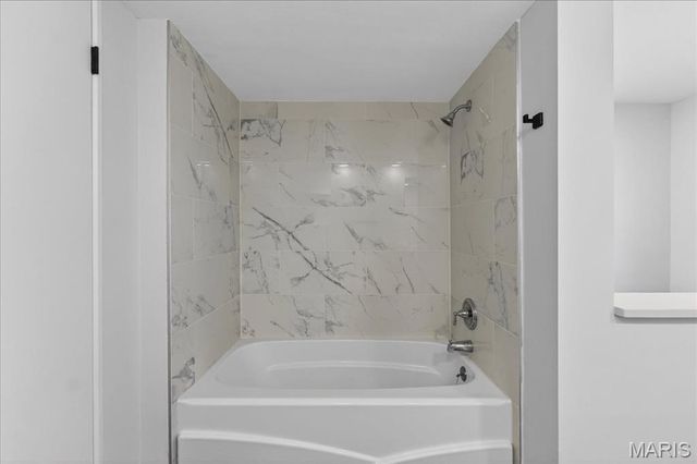 10040 Knollcrest Drive, St Louis, MO 63136