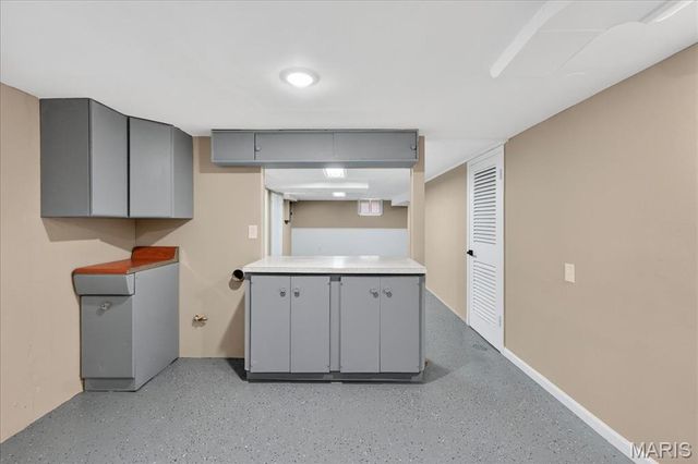 10040 Knollcrest Drive, St Louis, MO 63136