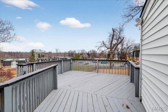 10040 Knollcrest Drive, St Louis, MO 63136