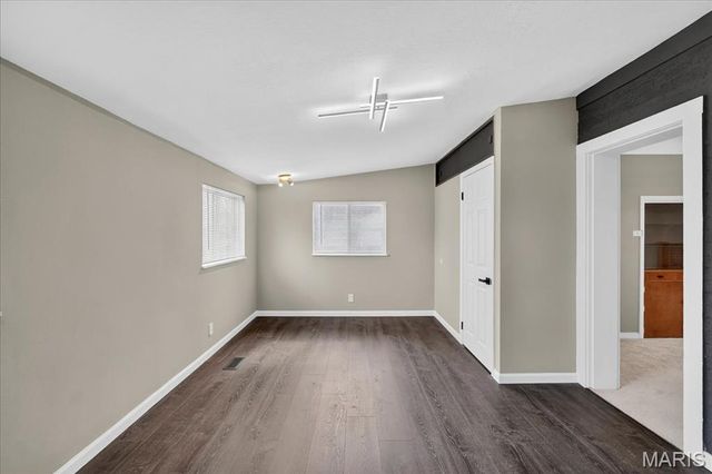 10040 Knollcrest Drive, St Louis, MO 63136