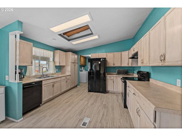 18225 S SILVERWOOD Dr, Oregon City, OR 97045