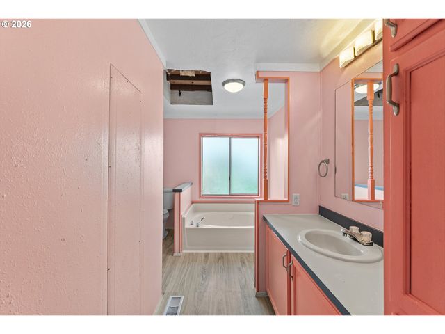 18225 S SILVERWOOD Dr, Oregon City, OR 97045