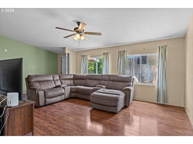 18225 S SILVERWOOD Dr, Oregon City, OR 97045