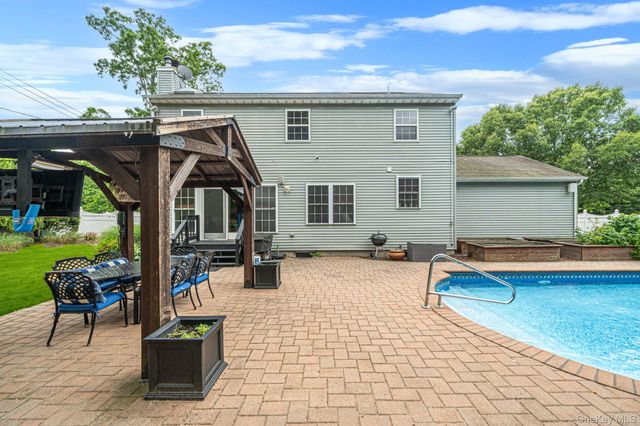 1 Settler Drive, Coram, NY 11727
