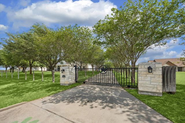 4141 Crestview Lane, Brenham, TX 77833