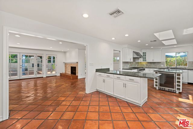860 Bronze Lane, Los Angeles, CA 90049