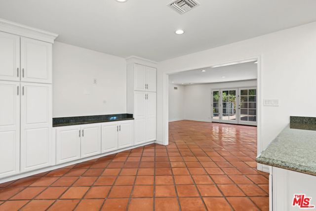 860 Bronze Lane, Los Angeles, CA 90049