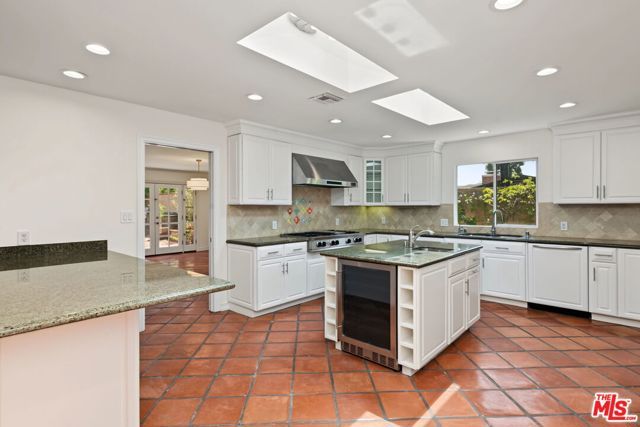 860 Bronze Lane, Los Angeles, CA 90049