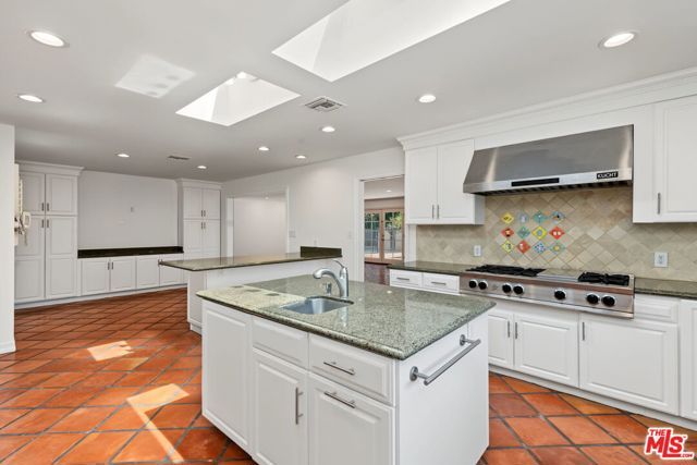 860 Bronze Lane, Los Angeles, CA 90049