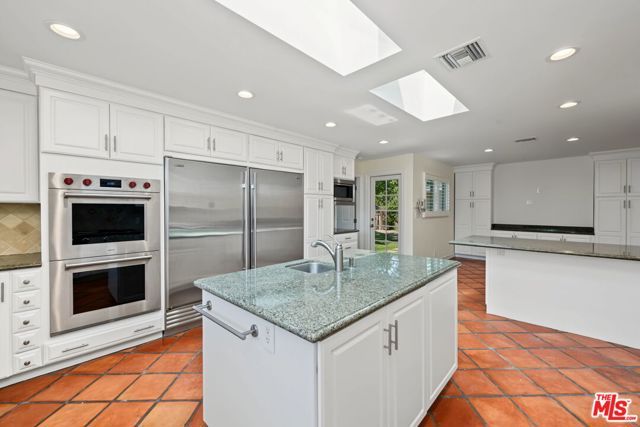 860 Bronze Lane, Los Angeles, CA 90049