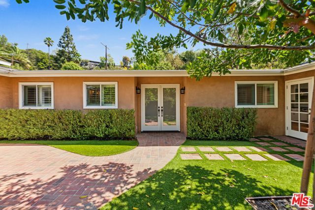 860 Bronze Lane, Los Angeles, CA 90049