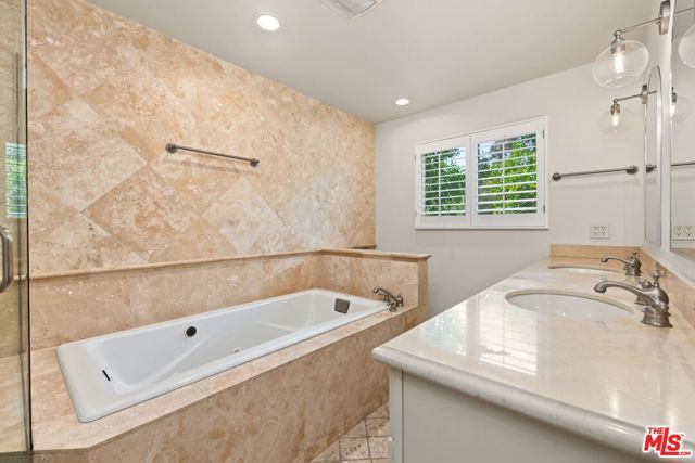 860 Bronze Lane, Los Angeles, CA 90049